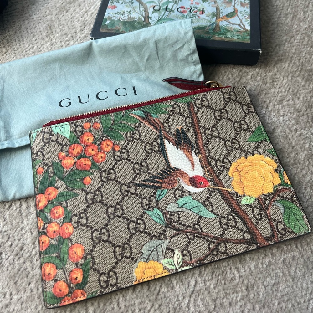 Gucci bloom flora pouch Excellent condition serial number on red tag